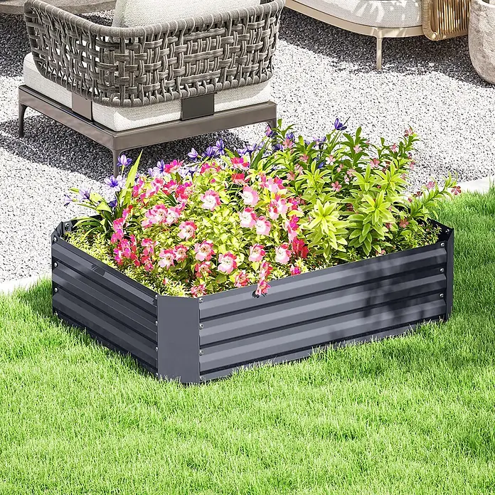 Outsunny Hochbeet Blumenkasten - Stahl, Dunkelgrau - Dunkelgraues Metall-Hochbeet gefüllt mit bunten Blumen und grünen Pflanzen, auf Gras neben einer Kiesterrasse.