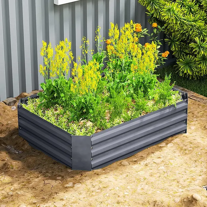 Outsunny Hochbeet Blumenkasten - Stahl, Dunkelgrau - Dunkelgraues Hochbeet aus Wellblech im Garten, gefüllt mit verschiedenen grünen und gelb blühenden Pflanzen.
