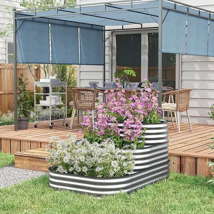 Outsunny Hochbeet - Metall, Silber - Gestuftes Hochbeet aus verzinktem Stahl, mit bunten Blumen bepflanzt, neben einer Holzterrasse.