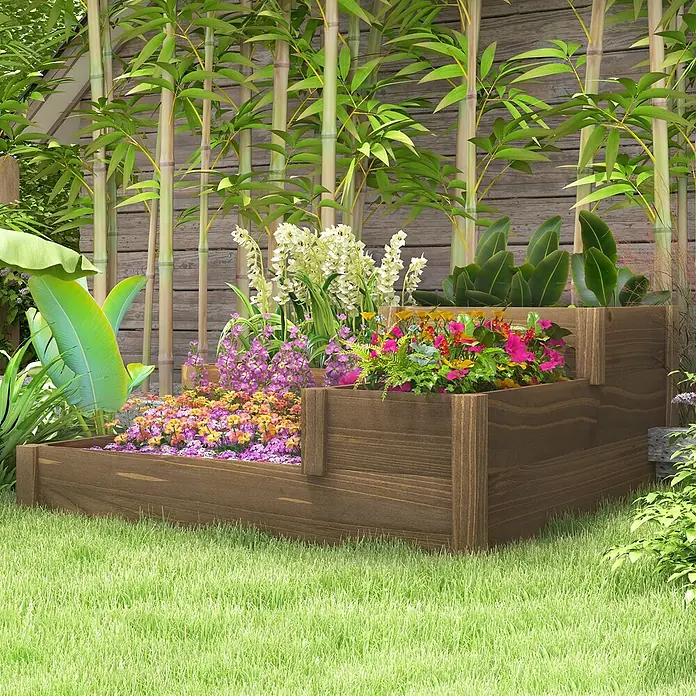 Outsunny Hochbeet - Holz, Braun - Mehrstufiges dunkelbraunes Hochbeet aus Holz, gefüllt mit bunten Blumen, in einem Garten mit Gras und Bambus.