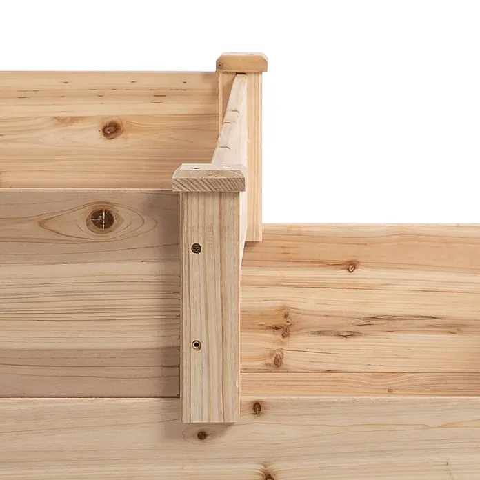 Outsunny Hochbeet - Holz, Naturholz - Ecke eines hellen Holzhochbeets mit Brettern, Ästen und Montageschrauben.