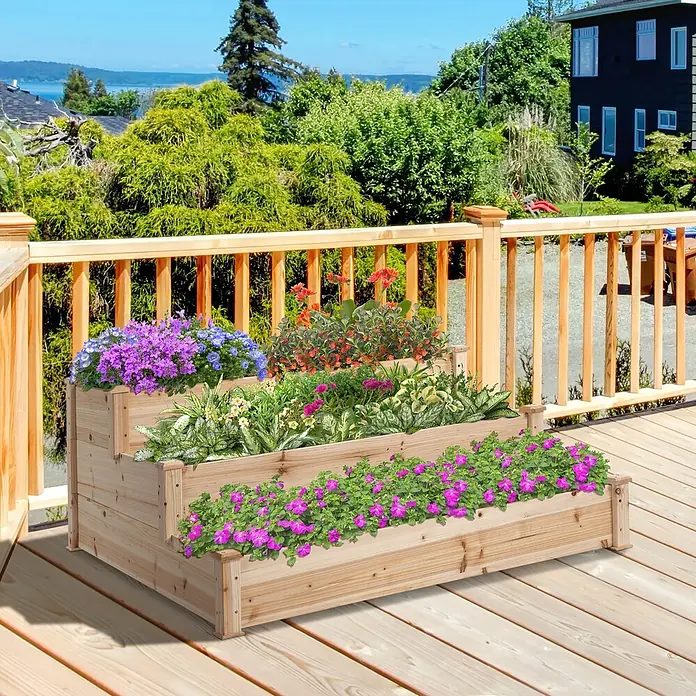Outsunny Hochbeet - Holz, Naturholz - Dreistufiges Hochbeet aus Holz mit bunten Blumen und Pflanzen, auf einer Terrasse mit malerischer Landschaft.