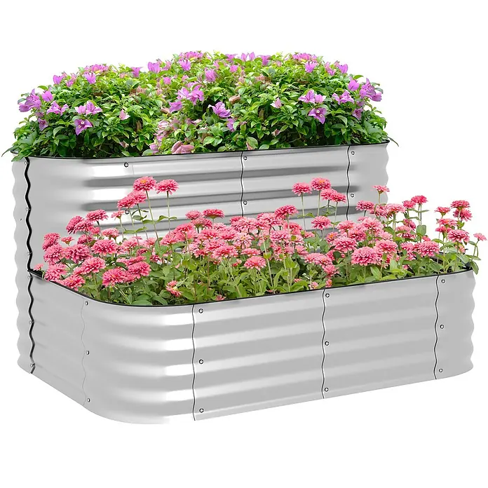 Outsunny Hochbeet - Metall, Silber - Gestuftes Hochbeet aus silbernem Wellblech, gefüllt mit rosa und lila Blumen.