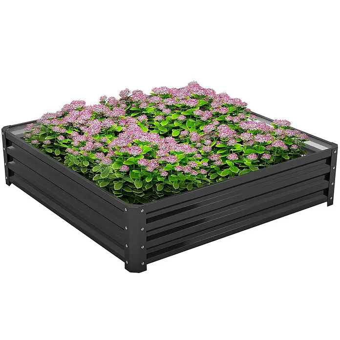 Outsunny Hochbeet - Stahl, Grau - Schwarzes Metall-Hochbeet mit horizontalen Lamellen, gefüllt mit lebhaften rosa Blumen und grünem Laub.