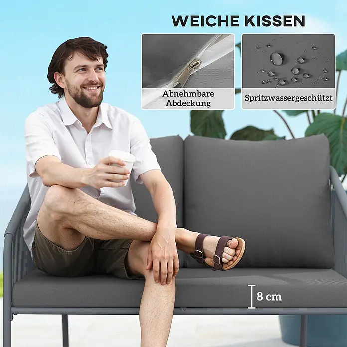 Outsunny Gartenbank - B x T x H: 72 x 72 x 76 cm, Stahl, PE-Rattan, Polyester, Schaumstoff, Grau - Dunkelgraues Outdoor-Sofa mit 8 cm dicken, weichen, abnehmbaren und spritzwassergeschützten Kissen. Ein Mann sitzt bequem darauf.