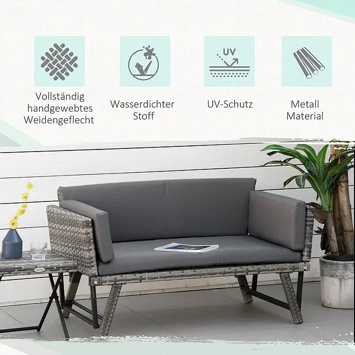 Outsunny Gartenbank - B x T x H: 63 x 63 x 67 cm, Stahl, Polyrattan, Polyester, Grau - Graues Rattan-Sofa für den Außenbereich mit dunkelgrauen Kissen und passendem Beistelltisch auf einer Terrasse.