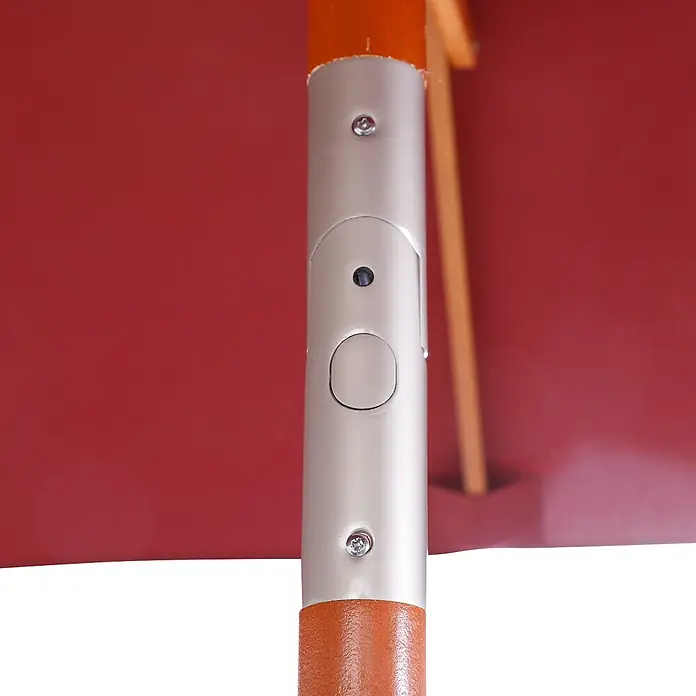 Furnicato Balkonschirm - Weinrot - Nahaufnahme eines silbernen Metall-Sonnenschirmgestells mit braunem Akzent und Druckknopf-Höhenverstellung, mit rotem Schirmdach.
