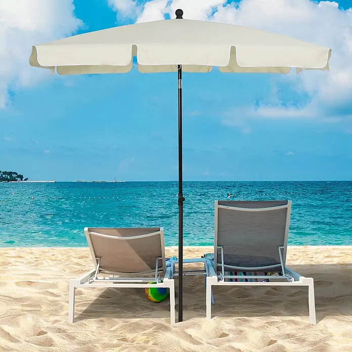 Furnicato Balkonschirm - Cremeweiß - Cremeweißer, muschelförmiger Schirm spendet Schatten für zwei weiß-gerahmte Liegen am Strand.