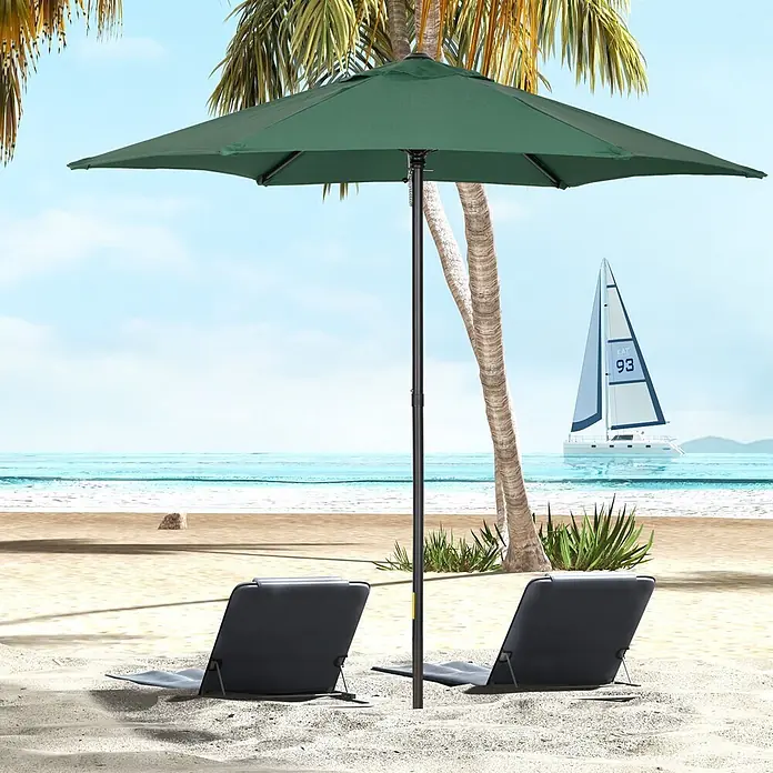 Outsunny Balkonschirm - Grün - Grüner Strandschirm spendet Schatten für zwei Liegestühle am Sandstrand mit Palmen und Segelboot.