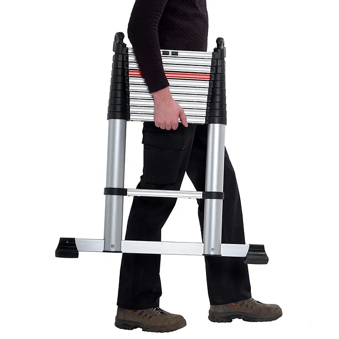 Altrex Teleskopleiter Teleskopleiter Smart Up Active 13 Sprossen - Anzahl Tritte: 13 Stk., Arbeitshöhe: 4.800 m, Aluminium - Eine Person trägt eine zusammengeklappte silberne und schwarze Teleskopleiter mit roten Akzenten.