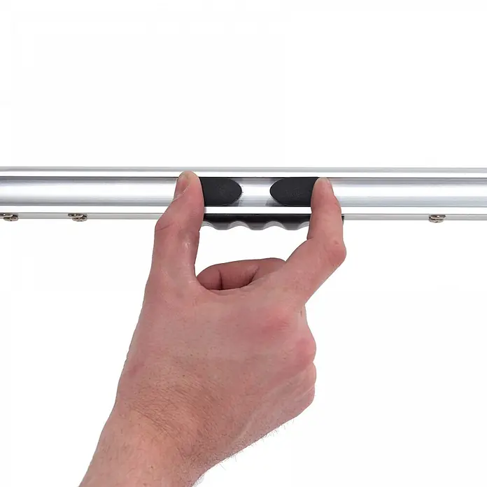 Altrex Teleskopleiter Teleskopleiter Smart Up Active 13 Sprossen - Anzahl Tritte: 13 Stk., Arbeitshöhe: 4.800 m, Aluminium - Hand hält eine silberne Schiene mit schwarzen Gummi-Greifern.