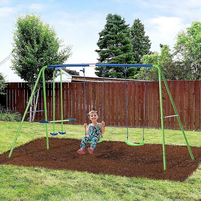 Outsunny Schaukel - B x L: 140 x 280 cm, Metall - Grünes und blaues Schaukelgestell mit einem Kind, das fröhlich auf einer grünen Schaukel im Garten spielt.
