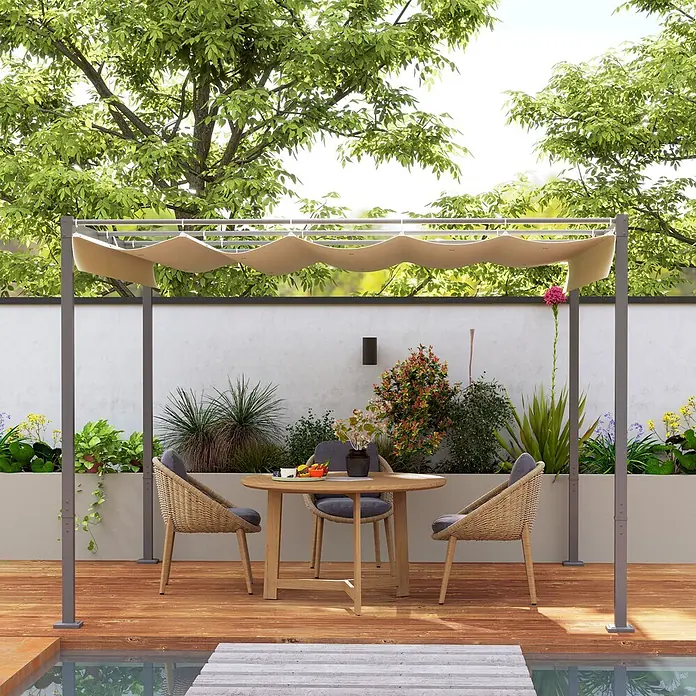 Outsunny Raffpavillon - Farbe Dach: Beige - Graue Metallpergola mit beigem, gewelltem, einziehbarem Vordach, das einen Essbereich im Freien auf einem Holzdeck beschattet.