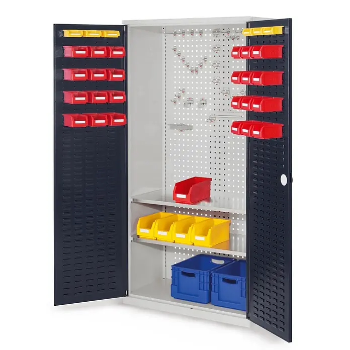 Kappes Metall-Mehrzweckschrank ®RasterPlan Werkzeugschrank 1950x1000m Modell 5 Tiefe 500mm Schlitzplatten - Anthrazitgrau - Offener grauer Metallschrank mit dunklen Türen, roten und gelben Behältern, blauen Kisten und Haken zur Kleinteilelagerung.