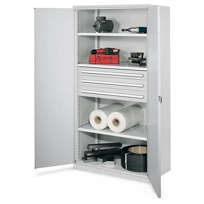 Kappes Metall-Mehrzweckschrank Schwerlastschränke ohne Mitteltrennwand 1950x1000x600mm Modell 43 Doppelwa - 60 cm x 1.000 cm x 1,95 m, Lichtgrau - Grauer Metall-Werkstattschrank mit offenen Türen, mehreren Regalböden und drei Schubladen, gefüllt mit Werkzeugen und Materialien.