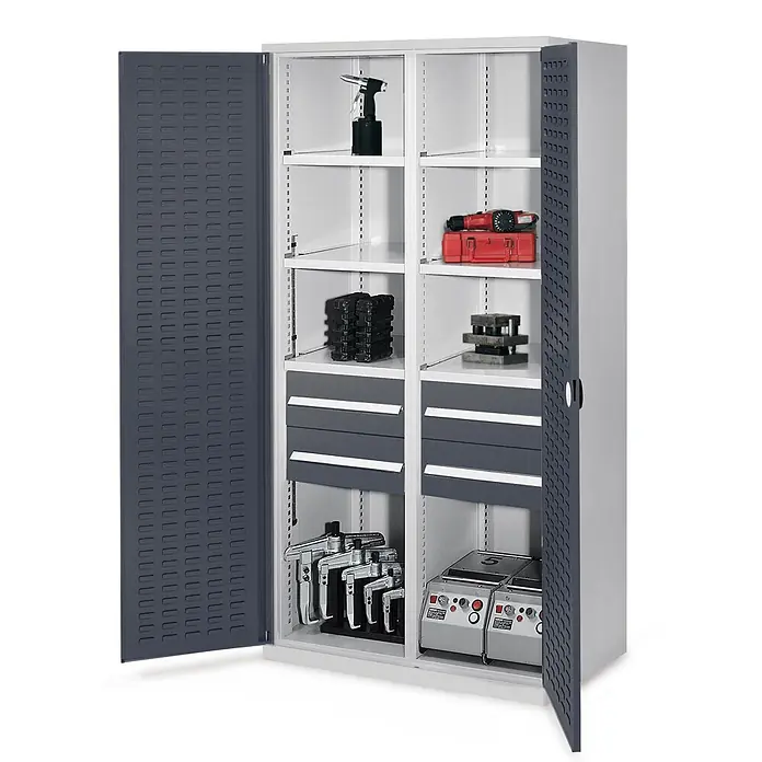 Kappes Metall-Mehrzweckschrank Schwerlastschränke mit Mitteltrennwand 1950x1000x600mm Schlitzplattentüre - Anthrazitgrau - Ein grau-weißer Metallschrank mit geöffneten Türen, der verschiedene Werkzeuge und Geräte in Fächern und Schubladen präsentiert.