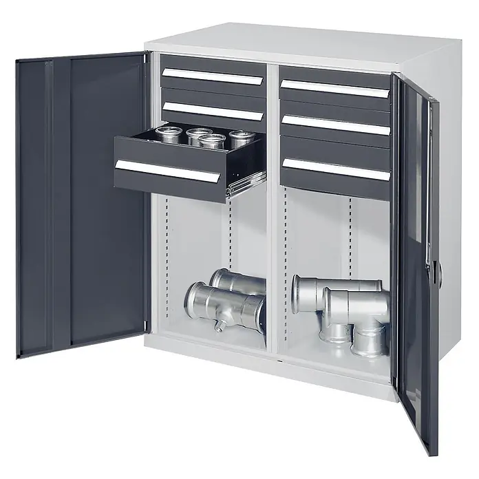 Kappes Metall-Mehrzweckschrank Schwerlast-Beistellschränke mit Mitteltrennwand 1110x1000x600mm Vollblecht - Anthrazitgrau - Grauer Metallschrank mit offenen Türen, der graue Schubladen (eine offen mit Kleinteilen) und Regale mit Metallrohrformstücken zeigt.