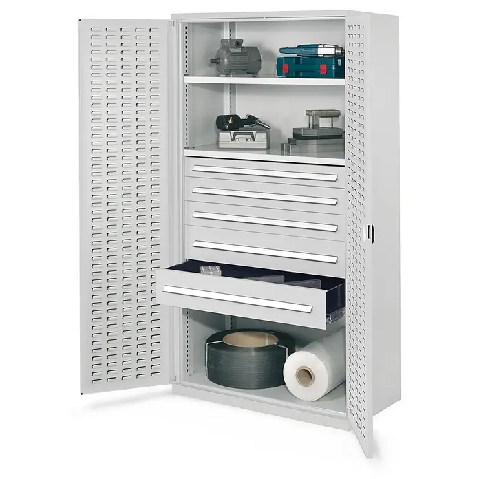 Kappes Metall-Mehrzweckschrank Schwerlastschränke ohne Mitteltrennwand 1950x1000x600mm Modell 44 Schlitzp - 60 cm x 1.000 cm x 1,95 m, Lichtgrau - Grauer Metall-Werkstattschrank mit offenen Türen, Regalböden und mehreren Schubladen, eine teilweise geöffnet, gefüllt mit Industriegütern.