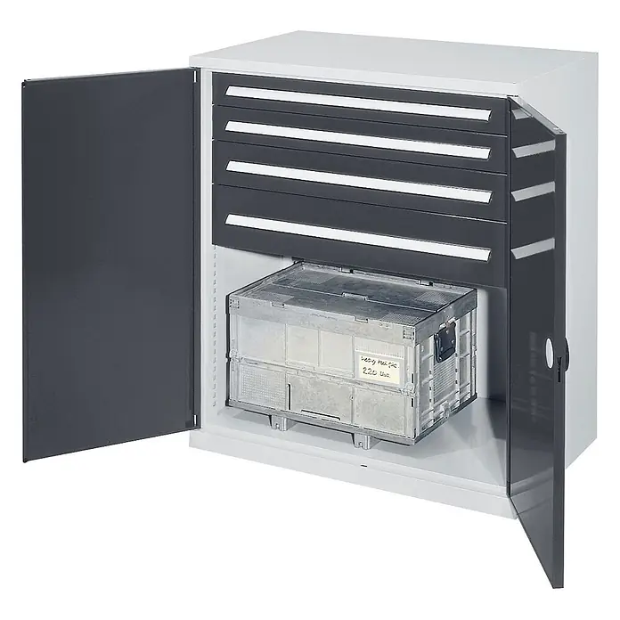 Kappes Metall-Mehrzweckschrank Schwerlast-Beistellschränke ohne Mitteltrennwand 1110x1000x600mm Modell 62 - Anthrazitgrau - Grauer Metallschrank mit offenen Türen, vier dunkelgrauen Schubladen und einer Auszugsplatte mit silberner Lagerbox.