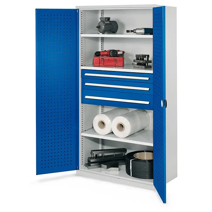 Kappes Metall-Mehrzweckschrank Schwerlastschränke ohne Mitteltrennwand 1950x1000x600mm Modell 46 Lochplat - 60 cm x 1.000 cm x 1,95 m, Enzianblau - Blauer und grauer Metall-Werkstattschrank mit perforierten Türen, Regalböden und Schubladen, gefüllt mit Werkzeugen und Zubehör.