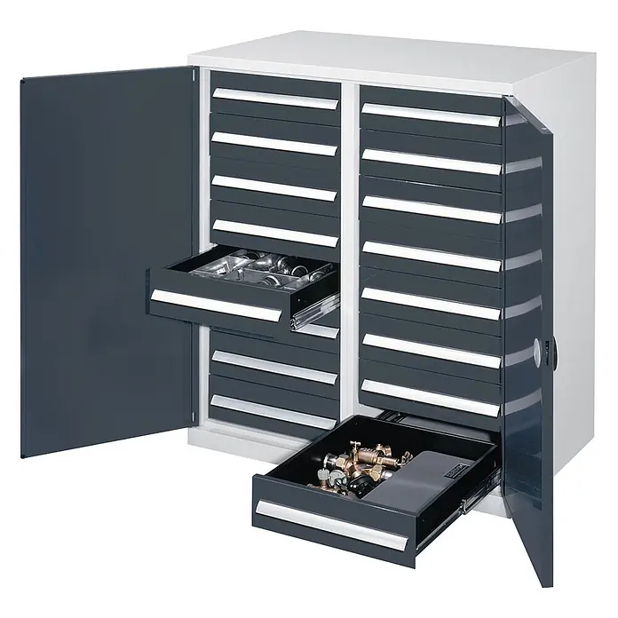 Kappes Schwerlast-Beistellschränke mit Mitteltrennwand 1110x1000x600mm Doppelwandtüren Modell 72 anthrazitgrau -  - Grauer Metallschrank mit vielen Schubladen, zwei offen zeigen Industrieteile und Armaturen.