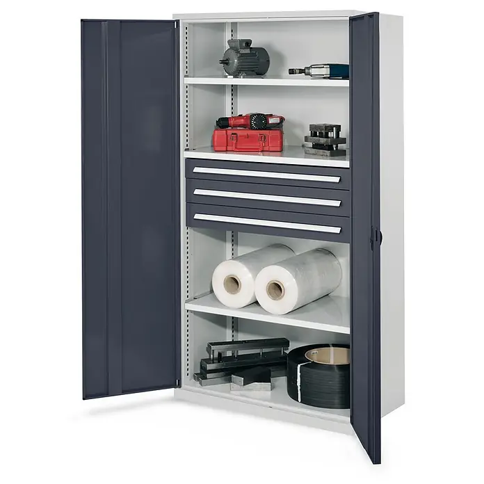 Kappes Metall-Mehrzweckschrank Schwerlastschränke ohne Mitteltrennwand 1950x1000x600mm Modell 43 Vollblec - 60 cm x 1.000 cm x 1,95 m, Anthrazitgrau - Offener Stahlschrank mit grauen Türen, weißen Böden und Schubladen, gefüllt mit Werkzeugen und Industriebedarf.