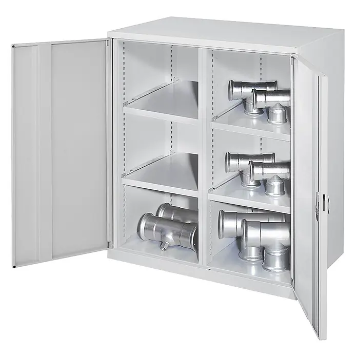 Kappes Metall-Mehrzweckschrank Schwerlast-Beistellschränke mit Mitteltrennwand 1110x1000x600mm Vollblecht - 60 cm x 1.000 cm x 1,11 m, Lichtgrau - Grauer Metallschrank mit offenen Türen und verstellbaren Einlegeböden, der Rohrverbindungen lagert.