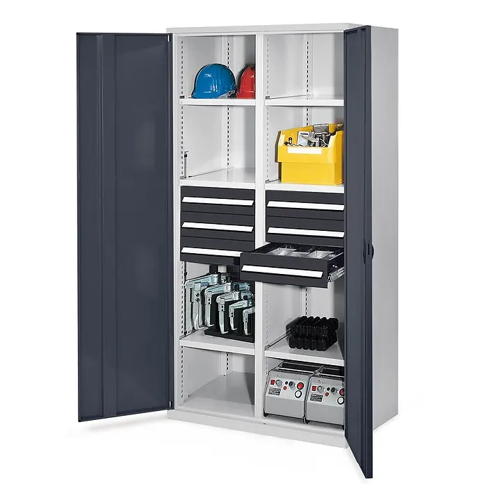 Kappes Metall-Mehrzweckschrank Schwerlastschränke mit Mitteltrennwand 1950x1000x600mm Vollblechtüren Mod - Anthrazitgrau - Grauer Metallschrank mit geöffneten Türen, der organisierte Regale, Schubladen, Helme und Werkzeuge zeigt.