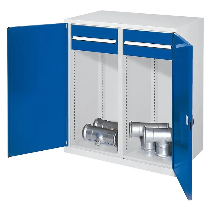 Kappes Metall-Mehrzweckschrank Schwerlast-Beistellschränke mit Mitteltrennwand 1110x1000x600mm Doppelwand - 60 cm x 1.000 cm x 1,11 m, Enzianblau - Weißer Metallschrank mit blauen Türen und Schubladen, teilweise offen, zeigt Regalböden und Rohrverbindungen.