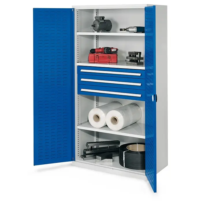 Kappes Metall-Mehrzweckschrank Schwerlastschränke ohne Mitteltrennwand 1950x1000x600mm Modell 43 Schlitzp - 60 cm x 1.000 cm x 1,95 m, Enzianblau - Weißer Werkstattschrank mit blauen Türen und drei blauen Schubladen, gefüllt mit Elektromotor, Werkzeugen, Folie, Metallteilen und Umreifungsband.