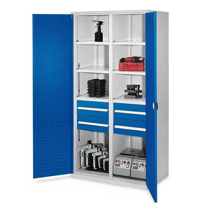 Kappes Metall-Mehrzweckschrank Schwerlastschränke mit Mitteltrennwand 1950x1000x600mm Lochplattentüren M - Enzianblau - Blau-grauer Werkstattschrank aus Metall mit geöffneten Türen, der Regale, Schubladen und Werkzeuge zeigt.