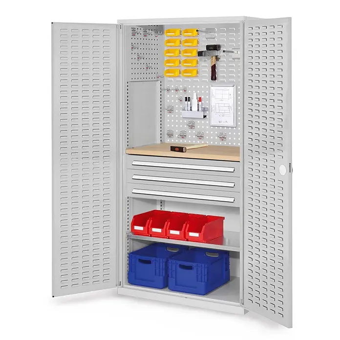 Kappes Metall-Mehrzweckschrank ®RasterPlan Schubladenschränke 1950x1000x600mm Schlitzplattentüren Model - Lichtgrau - Grauer Metall-Werkstattschrank mit offenen Türen, Lochwänden, Schubladen, Regalen und verschiedenen Behältern.