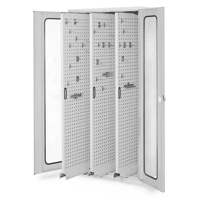 Kappes Metall-Mehrzweckschrank ®RasterPlan Vertikalschränke 1950x1000x600mm Modell 85 Sichtfenstertüren - Lichtgrau - Weißer Metallschrank mit perforierten Schiebewänden und Haken für organisierte Aufbewahrung, Türen offen.