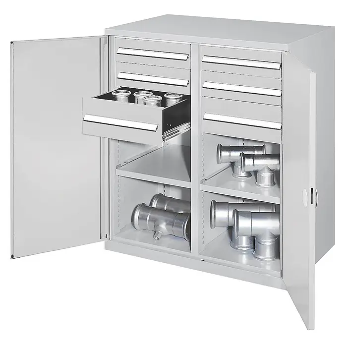 Kappes Metall-Mehrzweckschrank Schwerlast-Beistellschränke mit Mitteltrennwand 1110x1000x600mm Doppelwand - Lichtgrau - Hellgrauer Metallschrank mit offenen Türen, zeigt Schubladen mit kleinen Behältern und Regale mit Rohrverbindungen.