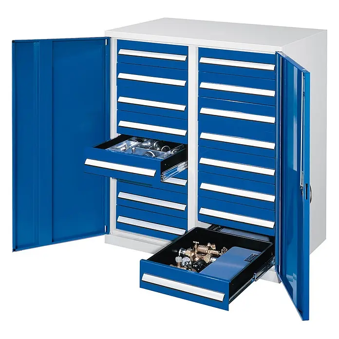 Kappes Metall-Mehrzweckschrank Schwerlast-Beistellschränke mit Mitteltrennwand 1110x1000x600mm Vollblecht - Enzianblau - Blauer und weißer Metallschrank mit vielen Schubladen, zwei offene zeigen Werkzeuge und Beschläge.