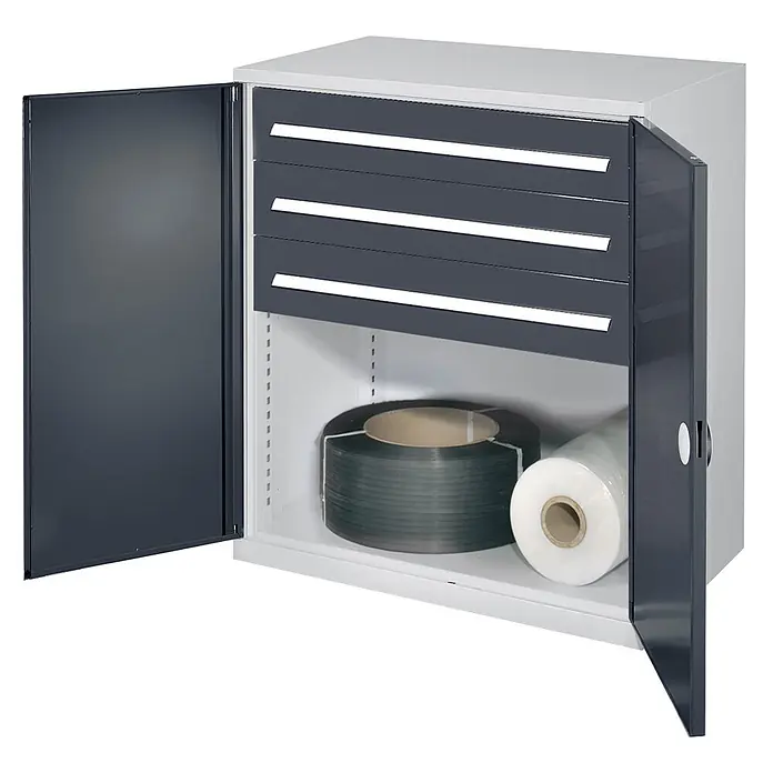 Kappes Metall-Mehrzweckschrank Schwerlast-Beistellschränke ohne Mitteltrennwand 1110x1000x600mm Modell 67 - Anthrazitgrau - Grauer Metallschrank mit anthrazitfarbenen Türen und drei Schubladen. Die geöffnete Tür zeigt ein Fach mit Umreifungsband und Stretchfolie.