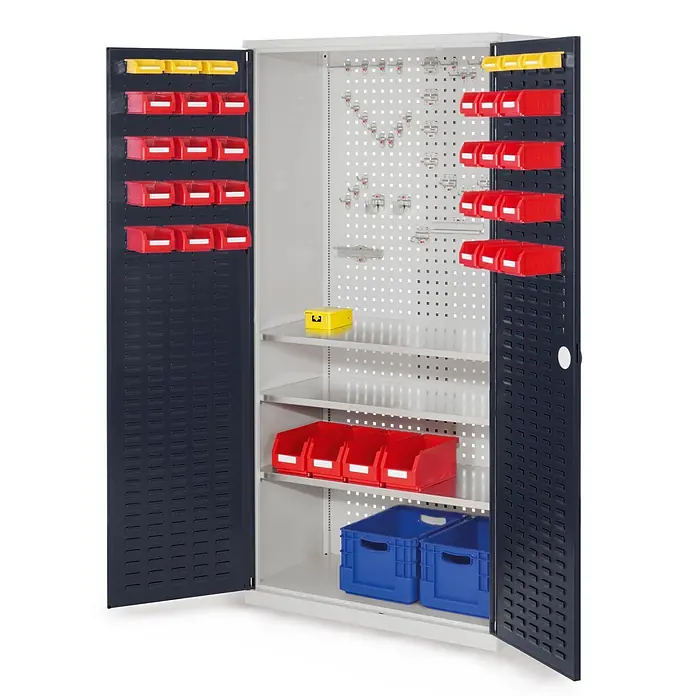 Kappes Metall-Mehrzweckschrank ®RasterPlan Werkzeugschrank 1950x1000m Modell 6 Tiefe 500mm Schlitzplatten - Anthrazitgrau - Offener dunkelgrauer Lagerschrank mit perforierten Türen für rote und gelbe Behälter. Innen mit Regalböden, Lochplatte mit Haken und blauen Kisten.