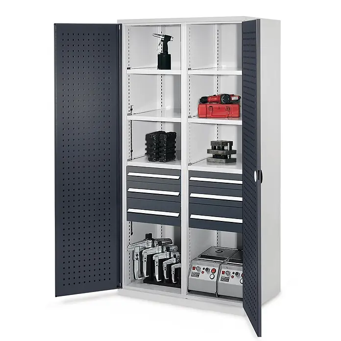 Kappes Metall-Mehrzweckschrank Schwerlastschränke mit Mitteltrennwand 1950x1000x600mm Lochplattentüren M - 60 cm x 1.000 cm x 1,95 m, Anthrazitgrau - Metall-Werkstattschrank, graue perforierte Türen geöffnet, mit Regalen, Schubladen und Werkzeugen.