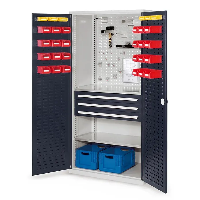 Kappes Metall-Mehrzweckschrank ®RasterPlan Schubladenschränke 1950x1000x600mm Schlitzplattentüren Model - Anthrazitgrau - Offener dunkelgrauer Werkstattschrank mit weißem Innenraum, Schubladen, Regalen, Werkzeughaken und roten/gelben Behältern.