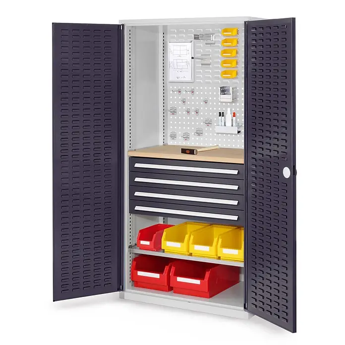 Kappes Metall-Mehrzweckschrank ®RasterPlan Schubladenschränke 1950x1000x600mm Schlitzplattentüren Model - Anthrazitgrau - Offener grauer Metall-Werkstattschrank mit dunkelgrauen Schubladen, Holzplatte, Lochwand und rot/gelben Sortierkästen für Werkzeuge und Kleinteile.