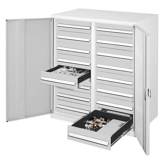 Kappes Metall-Mehrzweckschrank Schwerlast-Beistellschränke mit Mitteltrennwand 1110x1000x600mm Vollblecht - 60 cm x 1.000 cm x 1,11 m, Lichtgrau - Weißer Metallschrank mit offenen Türen und mehreren Auszugsschubladen, zwei zeigen Werkzeuge und Teile.