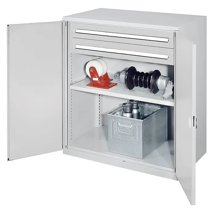 Kappes Metall-Mehrzweckschrank Schwerlast-Beistellschränke ohne Mitteltrennwand 1110x1000x600mm Modell 61 - Lichtgrau - Grauer Metallschrank mit zwei offenen Türen, zwei Schubladen und einem Einlegeboden mit Industrieteilen und einer Metallbox.