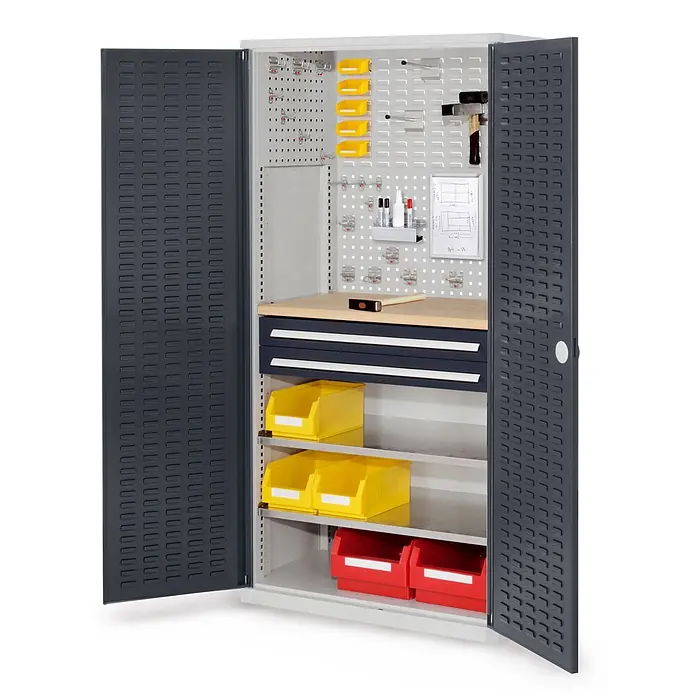 Kappes Metall-Mehrzweckschrank ®RasterPlan Schubladenschränke 1950x1000x600mm Schlitzplattentüren Model - Anthrazitgrau - Grauer Metall-Werkstattschrank mit geöffneten dunkelgrauen Türen, integrierter Holzwerkbank, Schubladen und verschiedenen Lagerbehältern.
