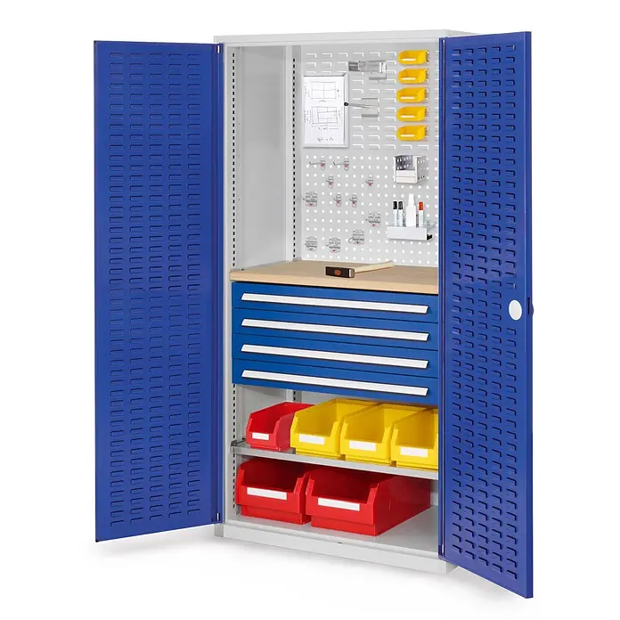 Kappes Metall-Mehrzweckschrank ®RasterPlan Schubladenschränke 1950x1000x600mm Schlitzplattentüren Model - Enzianblau - Blauer und grauer Werkstattschrank mit offenen Türen, Holzarbeitsplatte, blauen Schubladen, Werkzeuglochwand und roten/gelben Lagerbehältern.