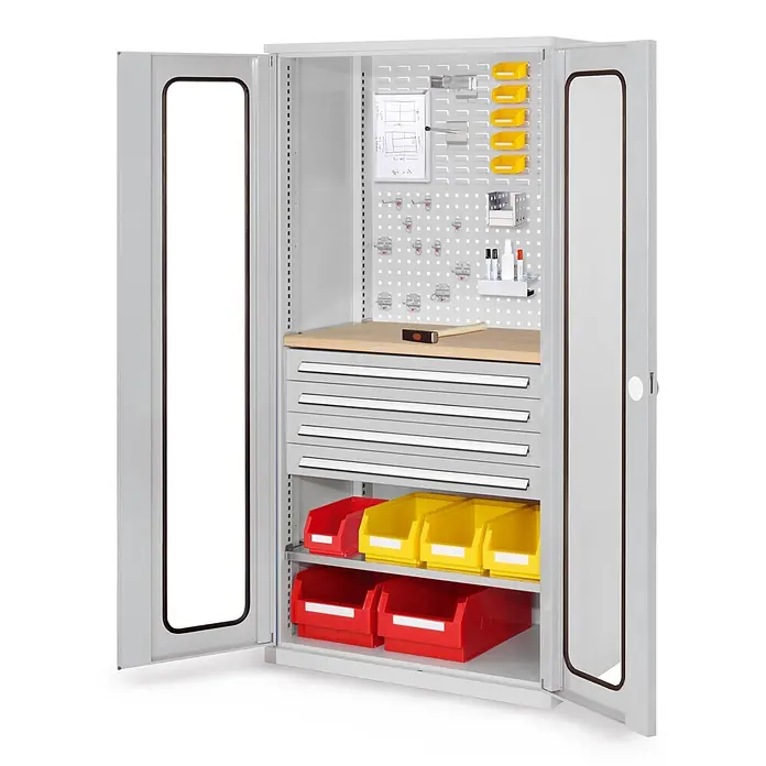 Kappes Metall-Mehrzweckschrank ®RasterPlan Schubladenschränke 1950x1000x600mm Sichtfenstertüren Modell - 60 cm x 1.000 cm x 1,95 m, Lichtgrau - Offener grauer Metallschrank mit Lochwand, Holz-Arbeitsplatte, Schubladen und roten/gelben Lagerbehältern innen.