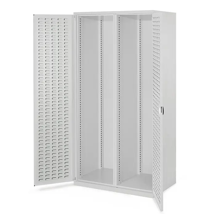 Kappes Metall-Mehrzweckschrank Schwerlastschränke mit Mitteltrennwand 1950x1000x600mm Schlitzplattentüre - 60 cm x 1.000 cm x 1,95 m, Lichtgrau - Offener, hellgrauer Metallspind mit belüfteten Türen und verstellbaren Regalhaltern.