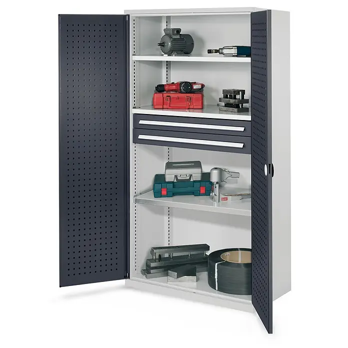 Kappes Schwerlastschränke ohne Mitteltrennwand 1950x1000x600mm Modell 45 Lochplattentüren anthrazitgrau -  - Offener grauer Metall-Werkstattschrank mit Lochtüren, Regalen, zwei Schubladen und diversen Werkzeugen.