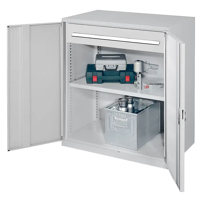 Kappes Metall-Mehrzweckschrank Schwerlast-Beistellschränke ohne Mitteltrennwand 1110x1000x600mm Modell 66 - Lichtgrau - Hellgrauer Metallschrank mit zwei geöffneten Türen, der Regale mit Werkzeugkoffern, einem Tacker und einer Metallkiste zeigt.