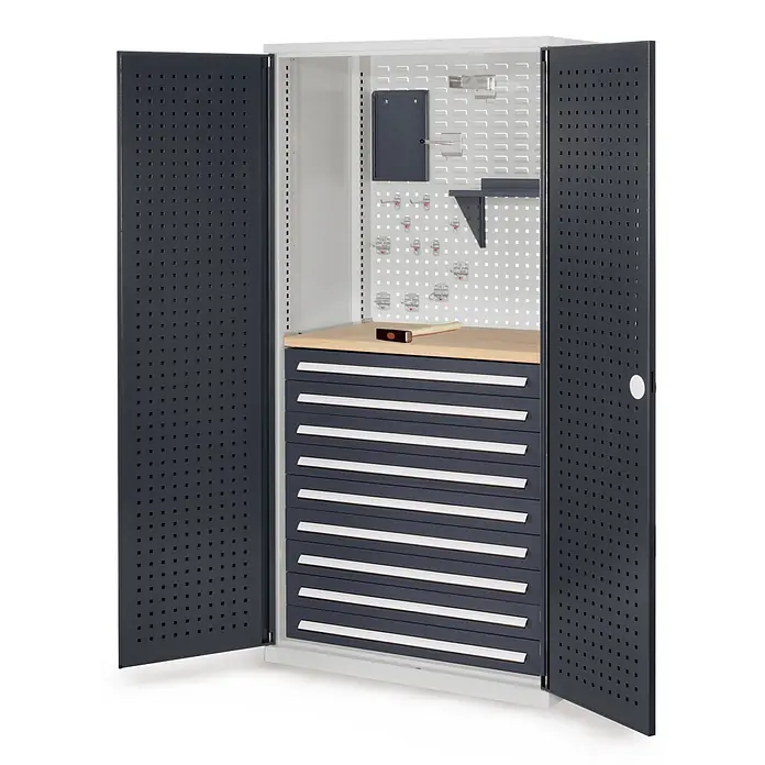 Kappes Metall-Mehrzweckschrank ®RasterPlan Schubladenschränke 1950x1000x600mm Lochplattentüren Modell 1 - 60 cm x 1.000 cm x 1,95 m, Anthrazitgrau - Dunkelgrauer Stahl-Werkstattschrank mit Lochtüren, weißer Lochwand, heller Holz-Arbeitsplatte und mehreren Schubladen.
