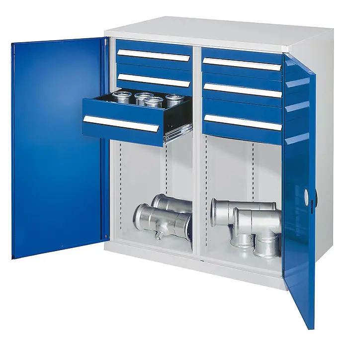 Kappes Schwerlast-Beistellschränke mit Mitteltrennwand 1110x1000x600mm Doppelwandtüren Modell 74 enzianblau -  - Blau-grauer Metallschrank mit offenen Türen, einer ausgezogenen Schublade mit Behältern und unteren Fächern mit Rohrverbindern.